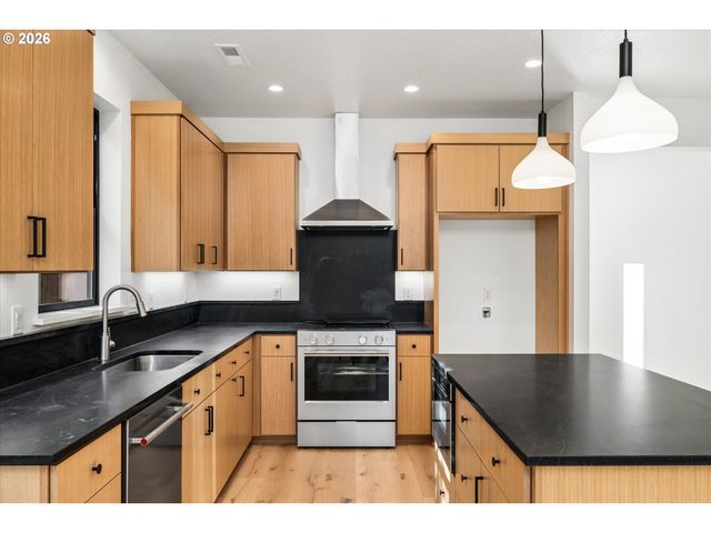 1578 CAL YOUNG Rd, Eugene, OR 97401