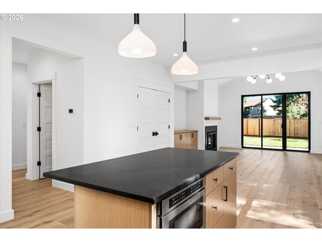 1578 CAL YOUNG Rd, Eugene, OR 97401