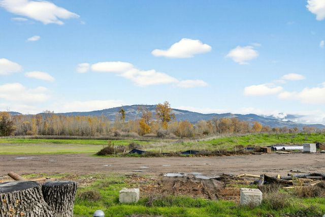 3431 S Pacific Highway SPC 64, Medford, OR 97501