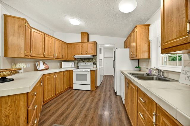 3431 S Pacific Highway SPC 64, Medford, OR 97501