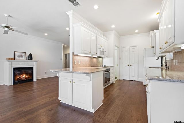 1906 Hollyglen Dr, Tyler, TX 75703