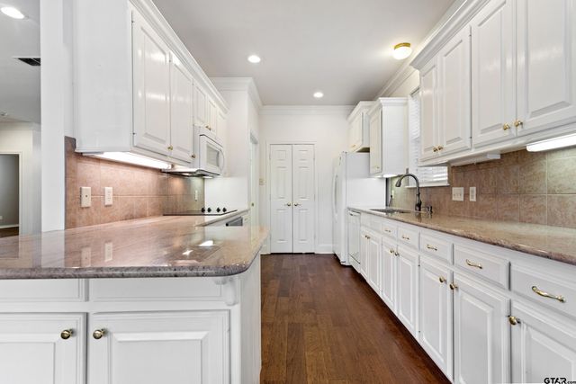 1906 Hollyglen Dr, Tyler, TX 75703