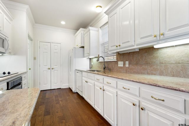 1906 Hollyglen Dr, Tyler, TX 75703