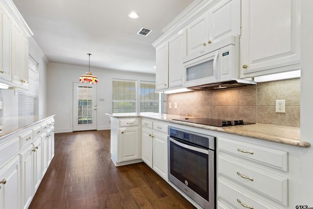 1906 Hollyglen Dr, Tyler, TX 75703