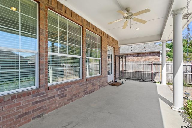 1906 Hollyglen Dr, Tyler, TX 75703