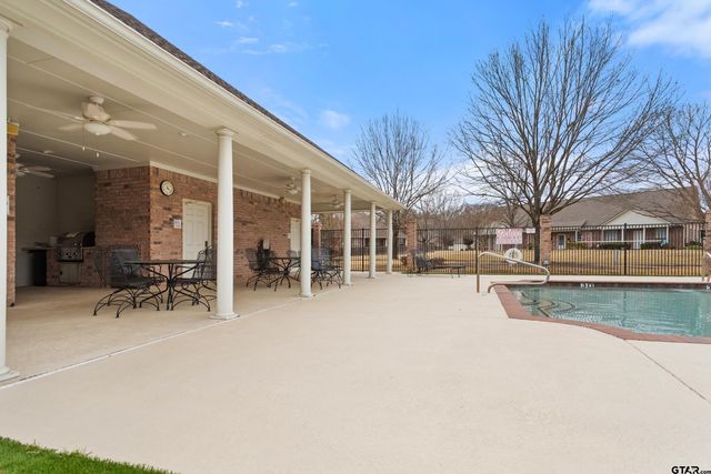1906 Hollyglen Dr, Tyler, TX 75703