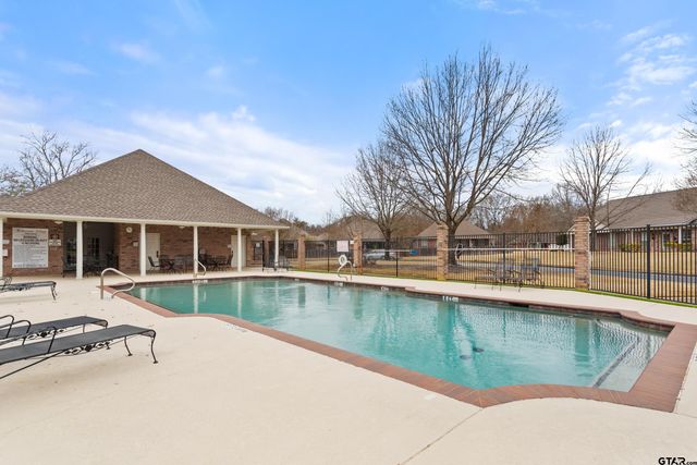 1906 Hollyglen Dr, Tyler, TX 75703