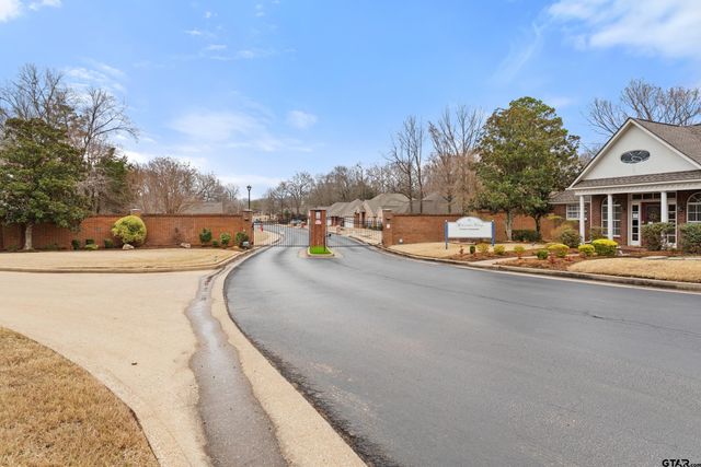 1906 Hollyglen Dr, Tyler, TX 75703