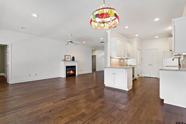1906 Hollyglen Dr, Tyler, TX 75703