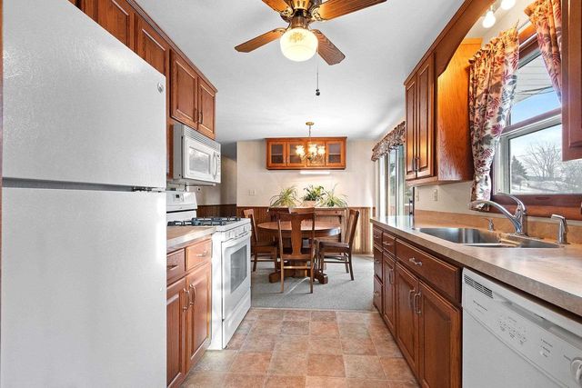 1713 BENTWOOD DRIVE, Green Bay, WI 54303