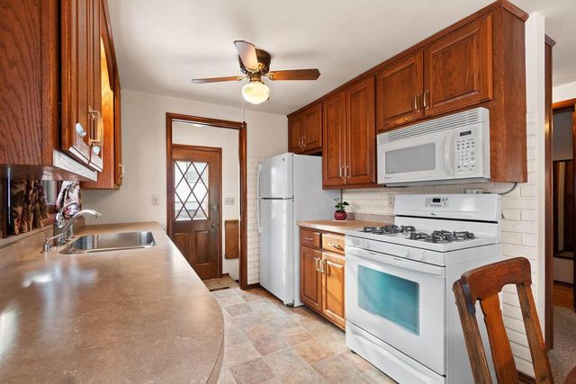 1713 BENTWOOD DRIVE, Green Bay, WI 54303