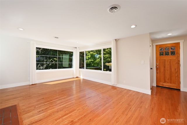 3216 24th Avenue W, Seattle, WA 98199