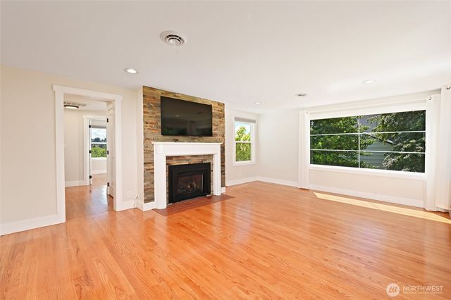 3216 24th Avenue W, Seattle, WA 98199