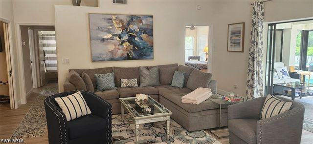 425 Fox Den CIR, Naples, FL 34104