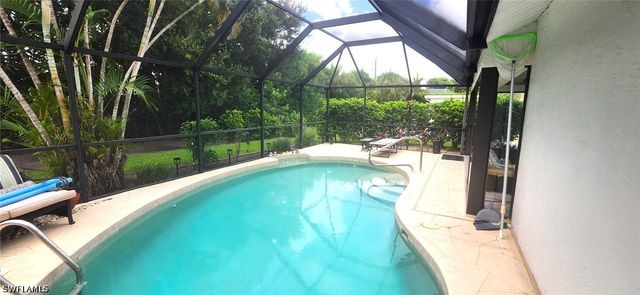 425 Fox Den CIR, Naples, FL 34104