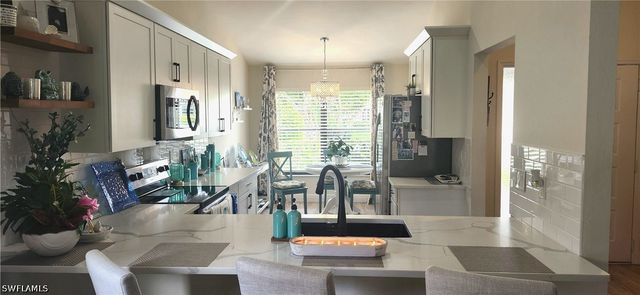 425 Fox Den CIR, Naples, FL 34104