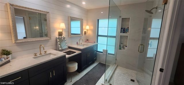 425 Fox Den CIR, Naples, FL 34104