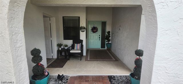 425 Fox Den CIR, Naples, FL 34104