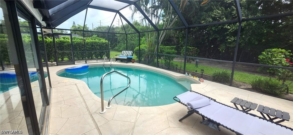 425 Fox Den CIR, Naples, FL 34104