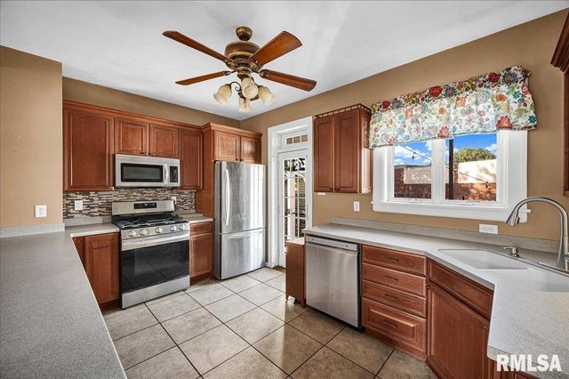 909 WASHINGTON Street, Pekin, IL 61554