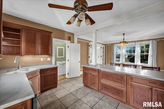 909 WASHINGTON Street, Pekin, IL 61554