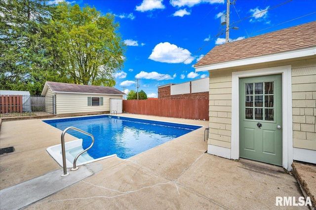 909 WASHINGTON Street, Pekin, IL 61554