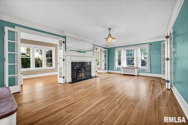 909 WASHINGTON Street, Pekin, IL 61554