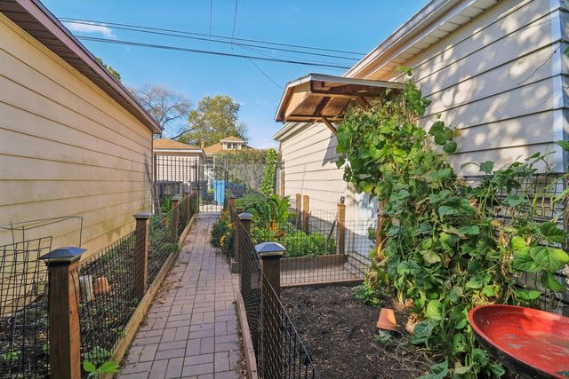 5026 N Hamlin Avenue, Chicago, IL 60625