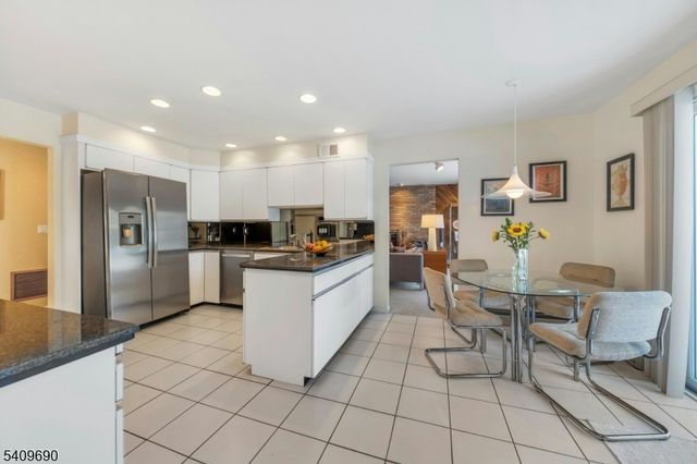 566 Faletti Way, River Vale Twp., NJ 07675