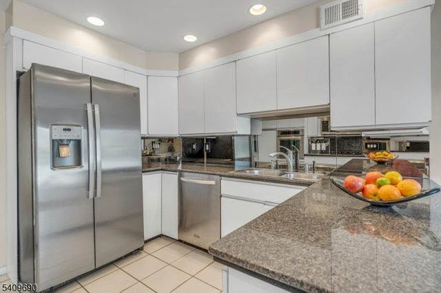 566 Faletti Way, River Vale Twp., NJ 07675