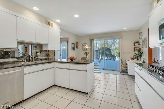 566 Faletti Way, River Vale Twp., NJ 07675