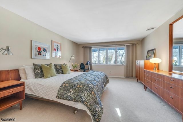 566 Faletti Way, River Vale Twp., NJ 07675