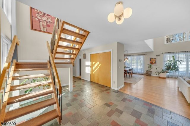 566 Faletti Way, River Vale Twp., NJ 07675