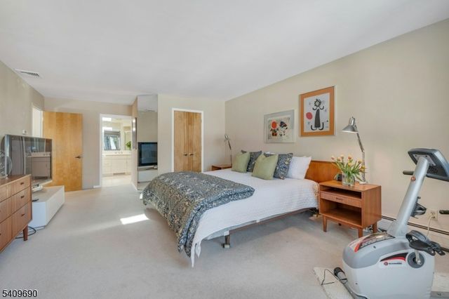 566 Faletti Way, River Vale Twp., NJ 07675