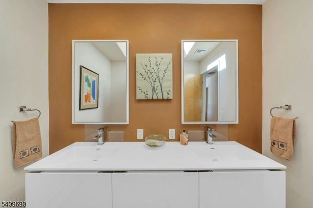 566 Faletti Way, River Vale Twp., NJ 07675