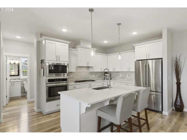 1032 S WILLOW St, Canby, OR 97013