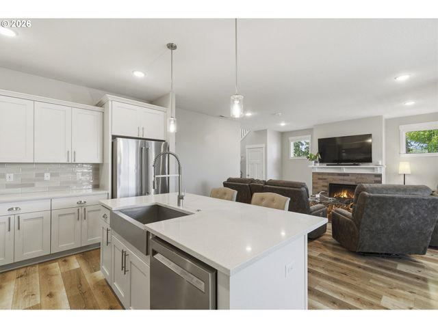 1032 S WILLOW St, Canby, OR 97013