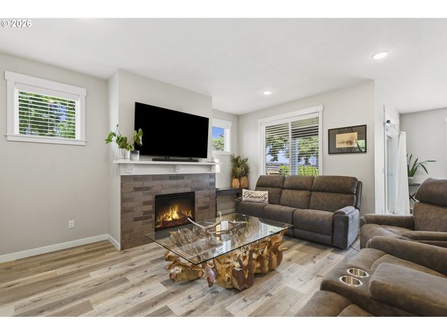 1032 S WILLOW St, Canby, OR 97013