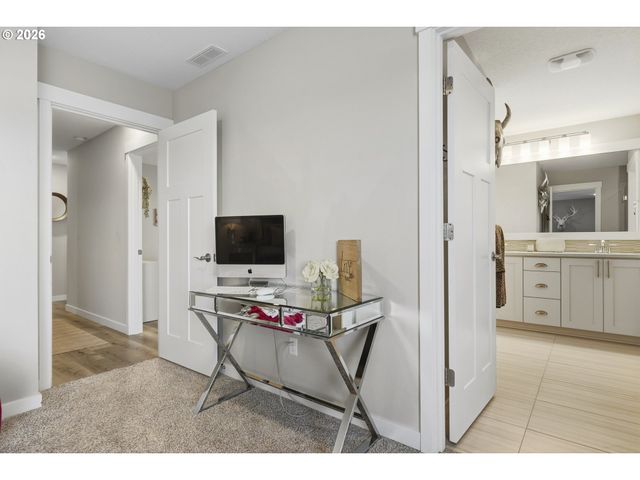 1032 S WILLOW St, Canby, OR 97013