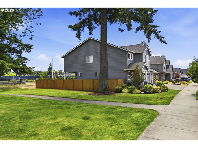 1032 S WILLOW St, Canby, OR 97013