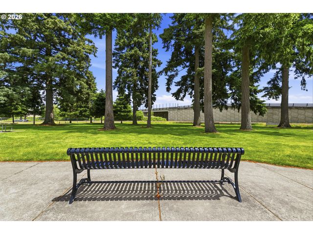 1032 S WILLOW St, Canby, OR 97013
