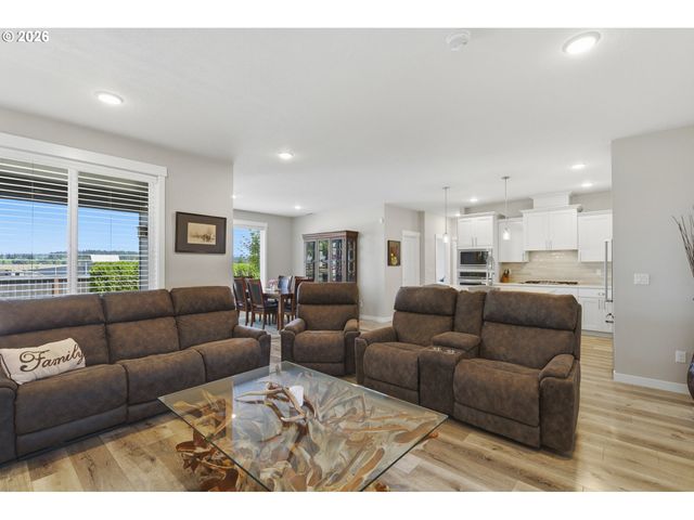 1032 S WILLOW St, Canby, OR 97013