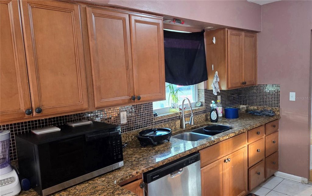 Image 4 of property listing at 3506 DARLINGTON DRIVE, Tampa, FL 33619