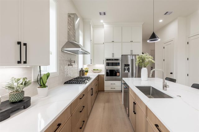 1122 E 27th St B, Houston, TX 77009