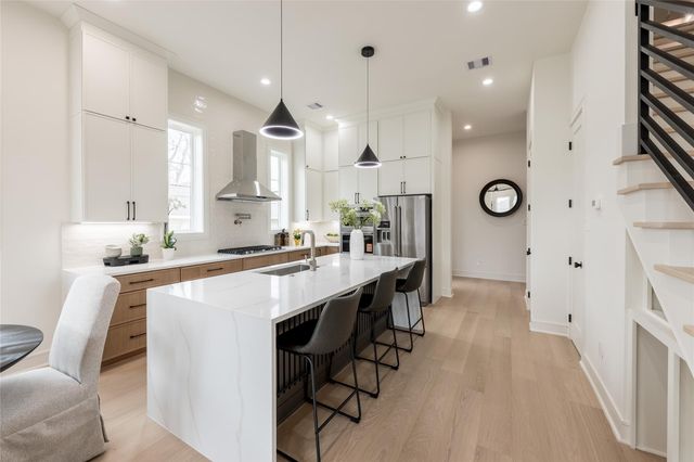 1122 E 27th St B, Houston, TX 77009