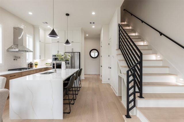 1122 E 27th St B, Houston, TX 77009