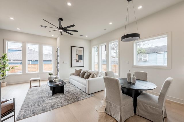 1122 E 27th St B, Houston, TX 77009