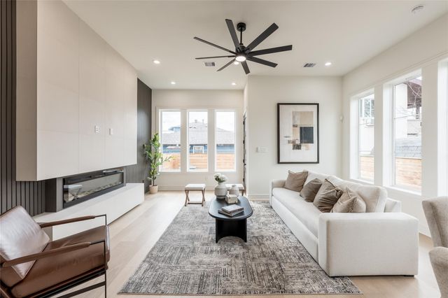 1122 E 27th St B, Houston, TX 77009