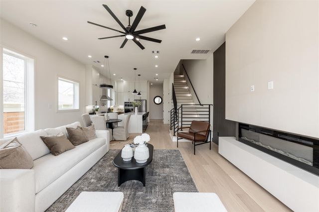 1122 E 27th St B, Houston, TX 77009