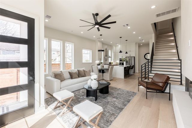 1122 E 27th St B, Houston, TX 77009